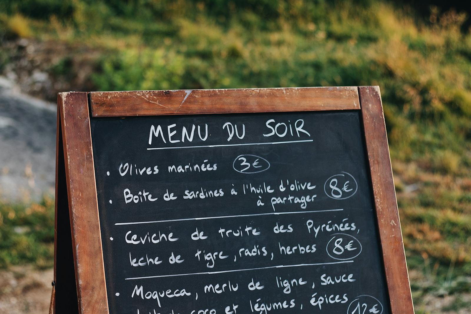 Ardoise menu du soir écrite à la craie, plats du jour bistrot