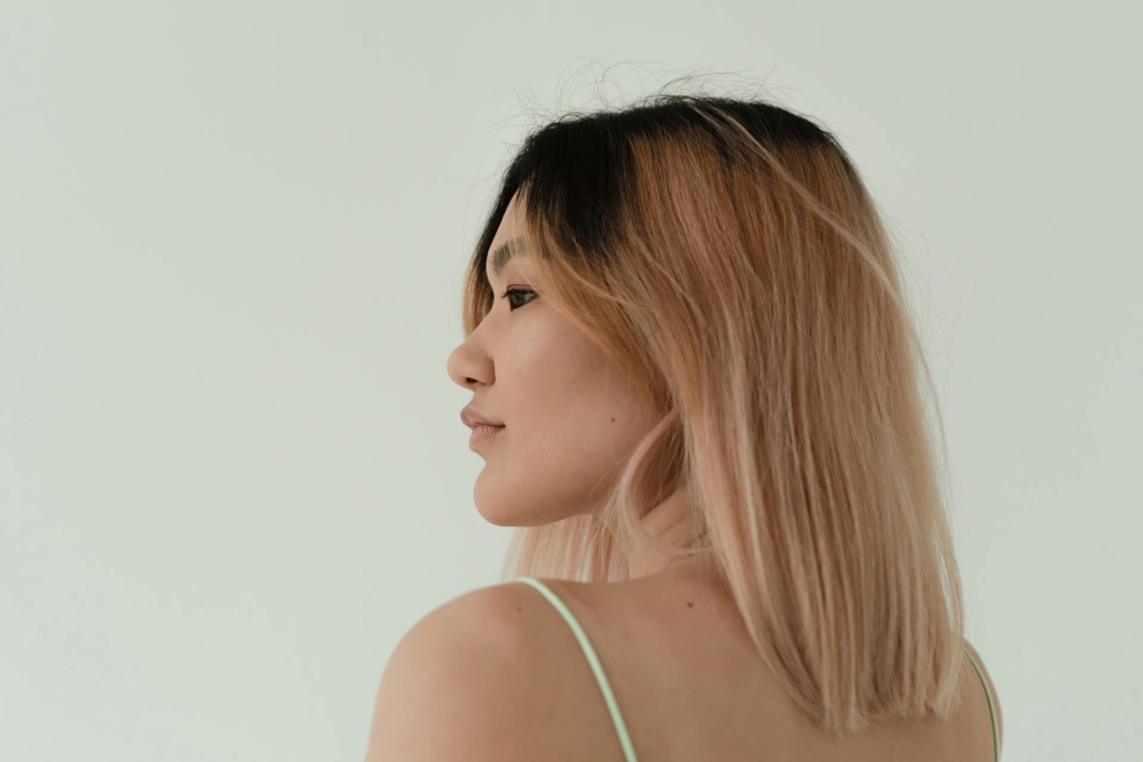 Résultat balayage blond sur cheveux mi-longs, vue de profil
