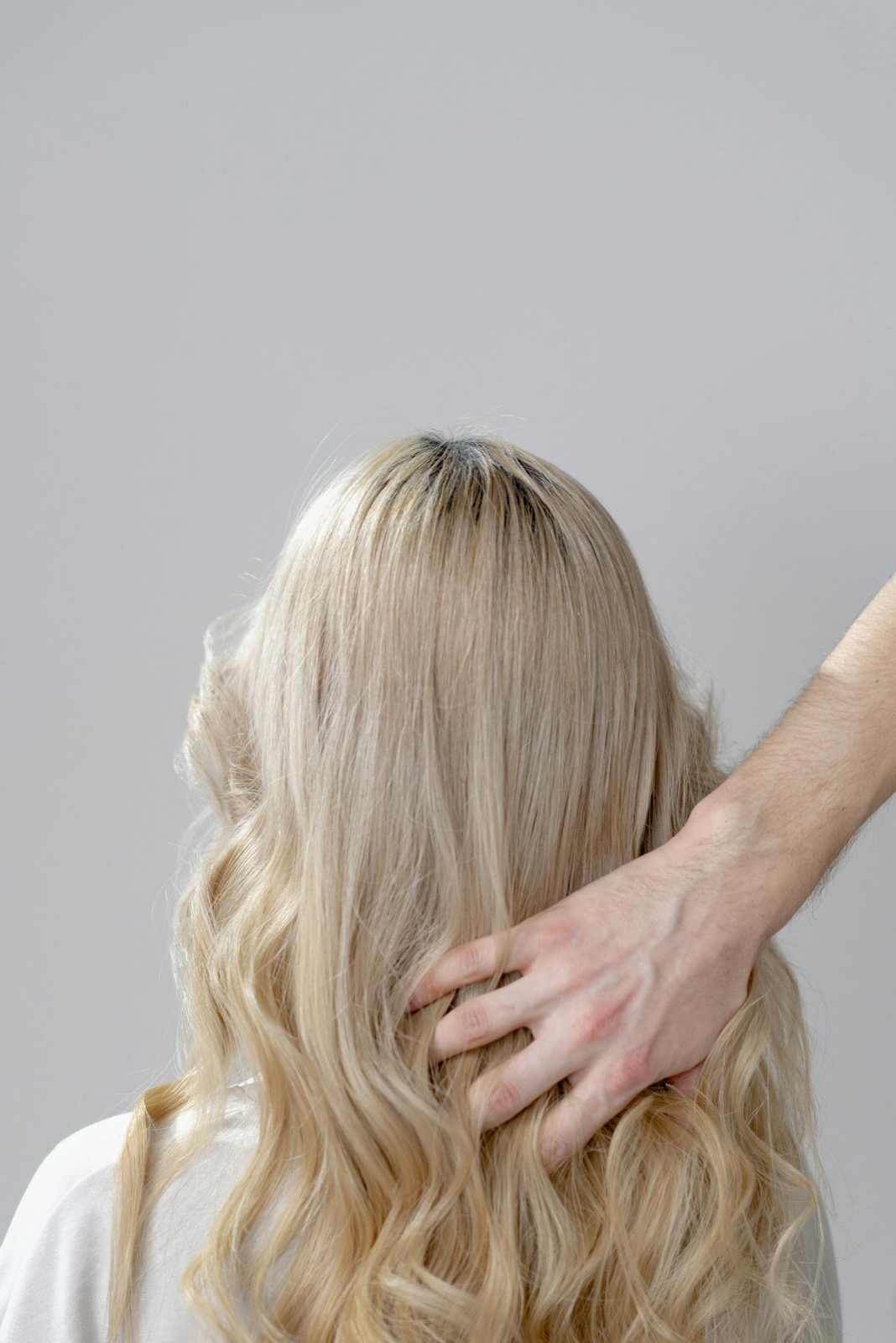 Cheveux longs blonds ondulés, résultat après coiffage