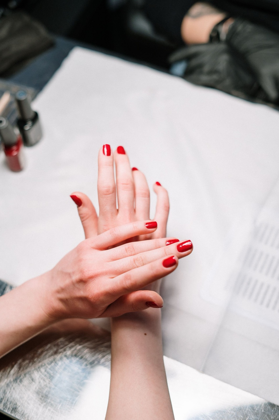 Manucure soignée avec vernis rouge dans l'espace esthétique de Beauty'Zen