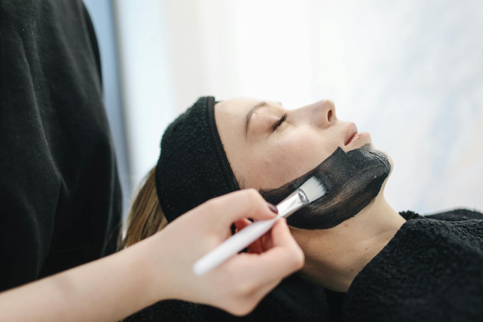 Soin du visage en cabine esthétique, application d'un masque